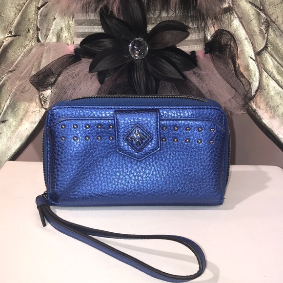 Vera Bradley Handbags - Last call 😲🐾 Vera Wang Wristlet 💖